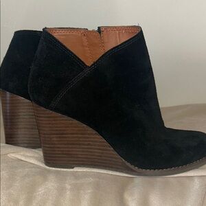 EUC Gorgeous Lucky Brand Black Suede Wedge Ankle Boots 7.5